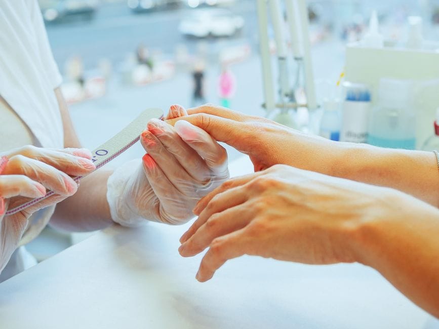Manicure hybrydowy a kondycja paznokci: jak nie zniszczyć płytki