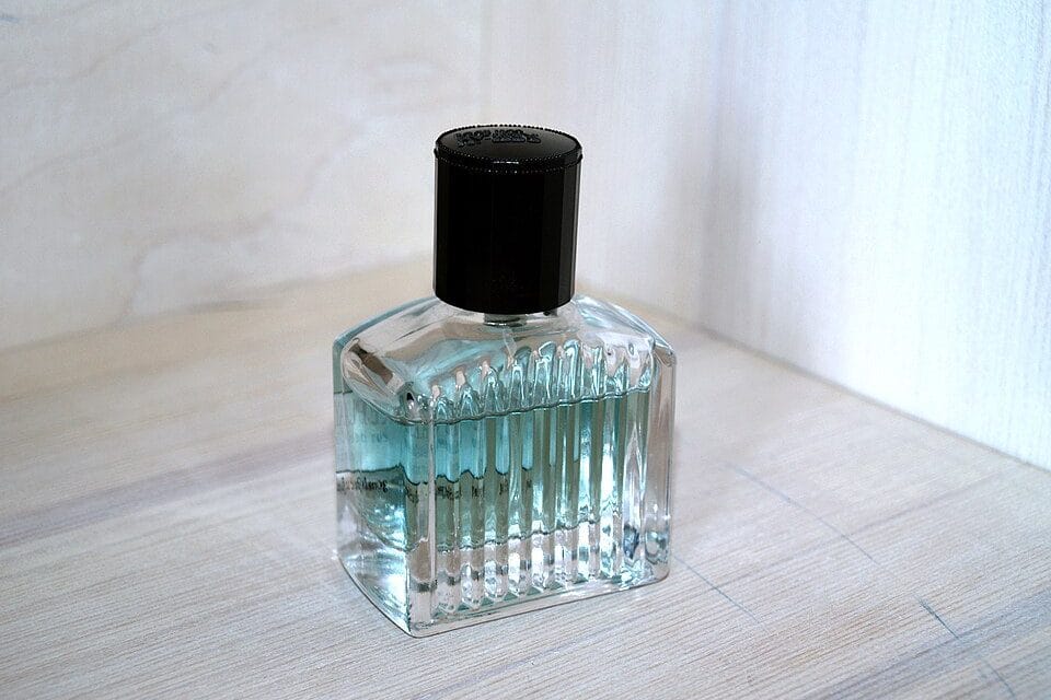 Perfumy na lato: jak dobrać zapach, który przetrwa upał