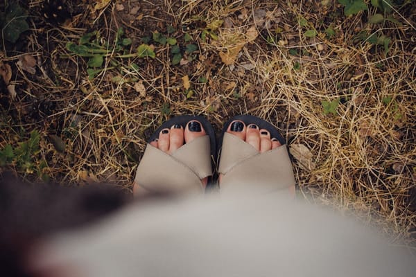 Letni manicure bez wpadek: jak nosić sandały i nie wstydzić się stóp